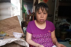 關婉嫻加工螺絲釘以掙點收入。