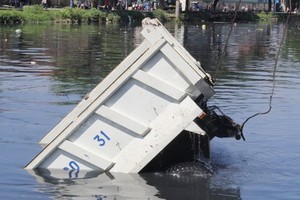 自卸車墜落豆腐涌現場。（圖源：志石）