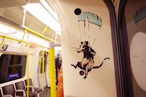 塗鴉大師 Banksy“大鬧”倫敦地鐵站。（圖源：互聯網）