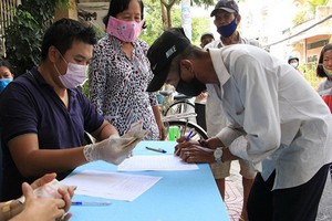 貧困戶簽收補助金。（圖源：清竹）  