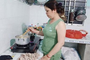 越南寶元有限公司工人阮氏十在新房子內下廚。