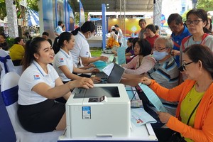 許多遊客在旅遊展上訂購旅程。