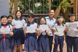 會考結束，范文二小學的華文老師鄧寶詩前往瞭解學生的考試情況。