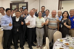 高國華(前排左三)拜訪越南南部台商先進。