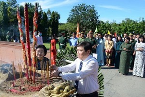 市人委會主席阮成鋒（前右）、原國家副主席張美華（前左）同代表團在杭陽陵園獻花、上香緬懷各英雄烈士。（圖源：孟和）