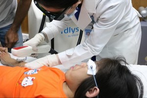 市皮膚病醫院醫生在為女病童清理手臂上的毛髮。（圖源：PV）