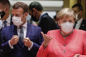 當地時間7月17日，在比利時布魯塞爾，法國總統馬克龍、德國總理默克爾出席歐盟面對面峰會。（圖源：DPA）