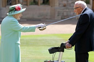 英國百歲老兵為抗疫募款3300萬英鎊，在溫莎城堡接受女王親自授予爵士頭銜。（圖源：視頻截圖）