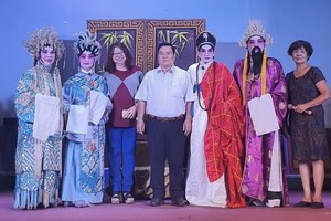 張四妹主任(左三)和丁文森會長(左四) 與藝人們合照。