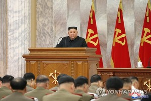7月18日，在朝鮮勞動黨中央委員會本部大樓，金正恩主持黨第七屆中央軍事委員會第五次擴大會議和閉門會議。（圖源：韓聯社/朝中社）