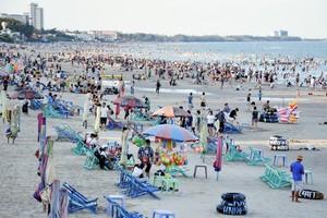 週末的頭頓海灘人山人海。（示意圖源：光榮）