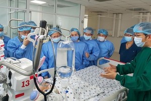 國家副主席鄧氏玉盛同衛生部領導看望手術成功分離後的連體孿生小姐妹。（圖源：院方提供）