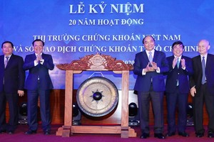 政府總理阮春福（右三）出席開市敲鑼儀式。（圖源：越通社）