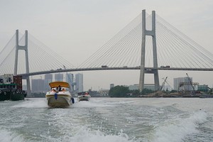 連接第七郡與第二郡的富美橋是以建設-運營-移交合同模式投資。