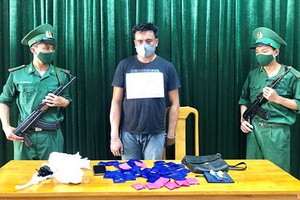 跨境運毒被捕的歹徒焦維爽（中）與毒品物證。（圖源：黃河）