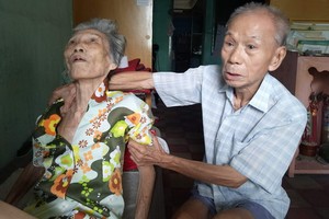 何潤樓與臥病在床的老伴。