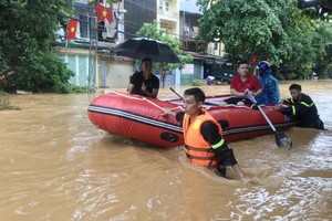 應急救援隊採用塑膠充氣船將受災民眾護送到適當處所。（圖源：VTC News）