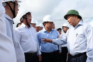 政府總理阮春福（右）視察隆城機場項目。（圖源：潘思）