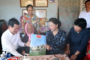 國會主席阮氏金銀（右二）探望並向越南英雄母親武氏偉（左二）贈送禮物。（圖源：Chinhphu.vn）