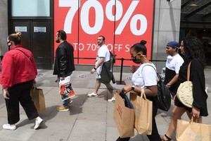 政府季度債務在今年4月至6月間增加到創紀錄的1279億英鎊。（示意圖源：EPA）