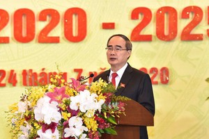 市委書記阮善仁在大會上致詞。（圖源：越勇）