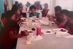 當地政府發佈了這些被拐兒童獲救後用餐的照片。（圖源：視頻截圖）