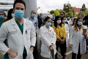 美國加州醫務工作者。（圖源：AP）