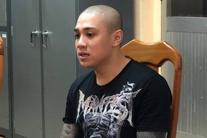 向公安機關投案自首的“橙衣幫”頭目梅阮春成。（圖源：文牒）