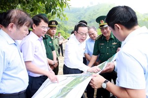 國會副主席馮國顯（中）與工作團前往視察老街省八察縣紅河上游水源及水壩與水電廠維護和管理工作。（圖源：成富）