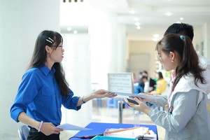 市師範大學中文系大學生每年都參加“為考生接力”活動。