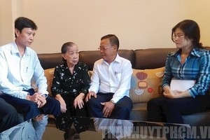 阮友協同志（右二）與市領導代表團探望越南英雄母親楊金蘭（左二）。（圖源：市黨部新聞網）