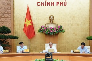 政府總理阮春福（右二）主持會議。（圖源：光孝）