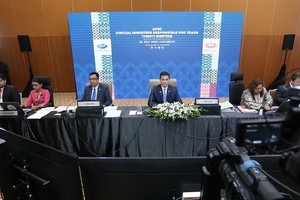 7月25日，馬來西亞國際貿易和工業部部長阿茲明·阿里（中）在吉隆坡主持亞太經合組織成員貿易部長視頻會議。（圖源：新華社）