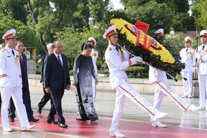 黨和國家領導人昨(25)日上午前往晉謁胡志明主席陵並敬獻花圈。（圖源：越通社）