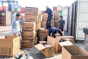 職能部門檢查本市的違規商品集裝箱。