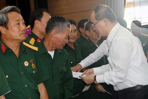 市委書記阮善仁（右）向河南省各家榮軍療養中心的榮軍、傷病員贈送禮物。（圖源：大義）
