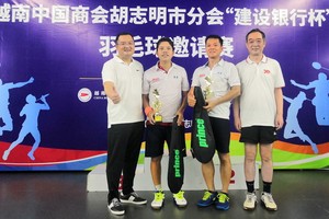 吳駿總領事（右一）和趙騫會長（左一）向中年組一等獎獲獎者頒獎。