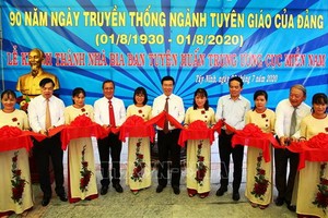 黨中央政治局委員、黨中央書記、中央宣教部長武文賞（中）出席中央南方局宣訓部紀念碑館改建工程落成儀式。（圖源：越通社）