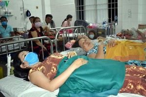 獲送醫院治療的瓦斯中毒工人。（圖源：VOV）