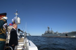 普京在俄羅斯海軍日的閱兵式上說：“俄羅斯海軍艦隊擁有配備了高精武器的軍艦、戰略潛水巡洋艦和多用途潛艇、最新式飛機等飛行器、獨特的武器和特殊裝備。”（圖源：互聯網）