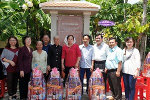 原國家主席張晉創(右三)、劉金華同志(左二)、丁文森(右二)向政策優撫對象贈送禮物。