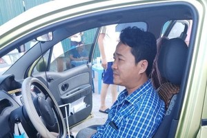 涉嫌強奪企業財產的陳仲霖被職能力量當場抓捕，人贓並獲。（圖源：警方提供）