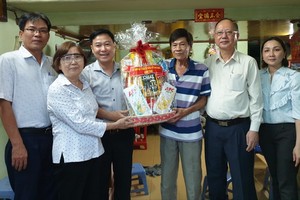 郡越南祖國陣線委員會主席黎晉才(左三)、穗城會館理事長盧耀南(右二)探望榮軍張年就(右三)。