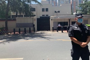 美領館關閉後，特警仍在外圍執勤警戒。（圖源：互聯網）