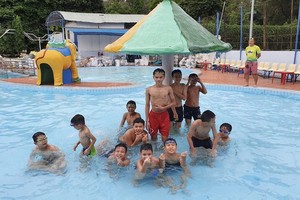 游泳可助兒童有防衛技能和鍛煉身體。