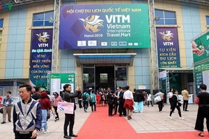 2020年河內市越南國際旅遊展銷會第三次因新冠肺炎疫情影響而延期。圖為2019年河內市越南國際旅遊展銷會一瞥。（圖源：VOV）