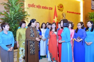 國會常務副主席從氏放（左三）昨(28)日上午在國會大廈與首都工會骨幹幹部代表團親切舉行會晤。（圖源：Quochoi.vn）