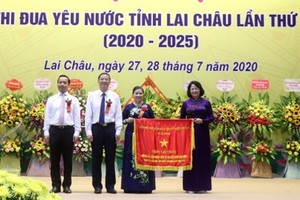 國家副主席鄧氏玉盛（右一）向萊州省頒贈政府總理的競賽錦旗。（圖源：越通社）