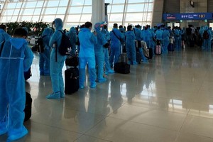 從美國撤回的我國公民在舊金山機場排隊等候辦理登機手續。（圖源：外交部）