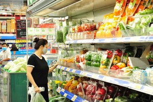 前 7 個月平均 CPI 指數上升 4.07 %。圖為消費者在超市選購食品。（圖源：秋莊）